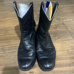 Men’s gently worn western boots in black. Any defects are shown in pictures.
